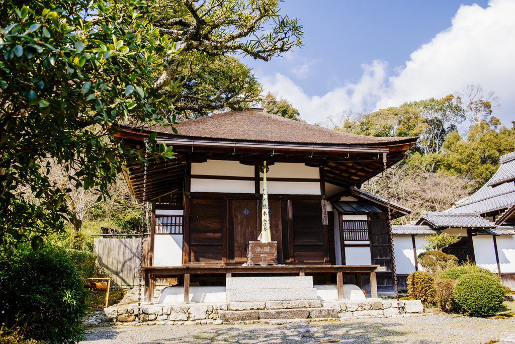 Ворота омотэ-мон и сторожевое помещение монбан-сё храма Гохо-ся