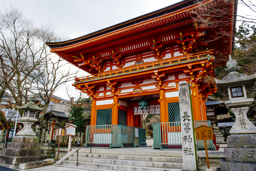 Двухэтажные ворота ромон храма Нагара-дзиндзя