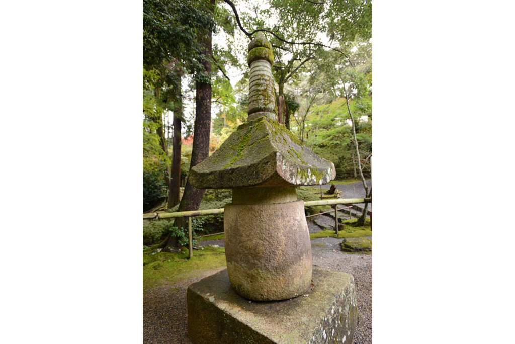Камень мэкакуси-иси(башня Хото)