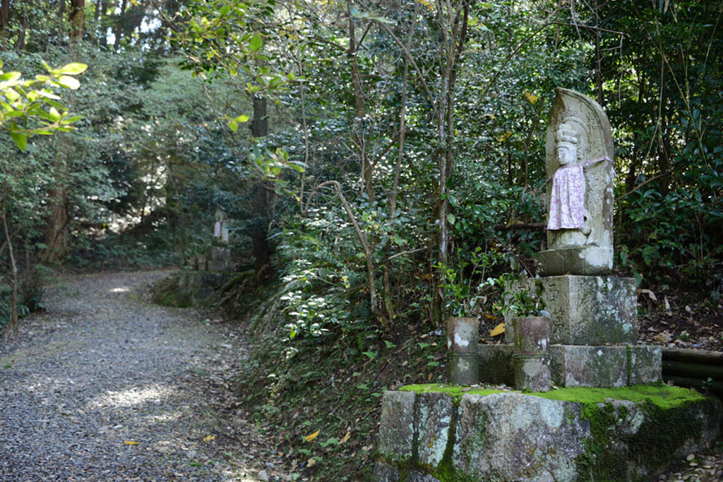 Сайкоку-сандзюсансё-каннон(каменные статуи)(Фудараку-сан ---гора Поталака)